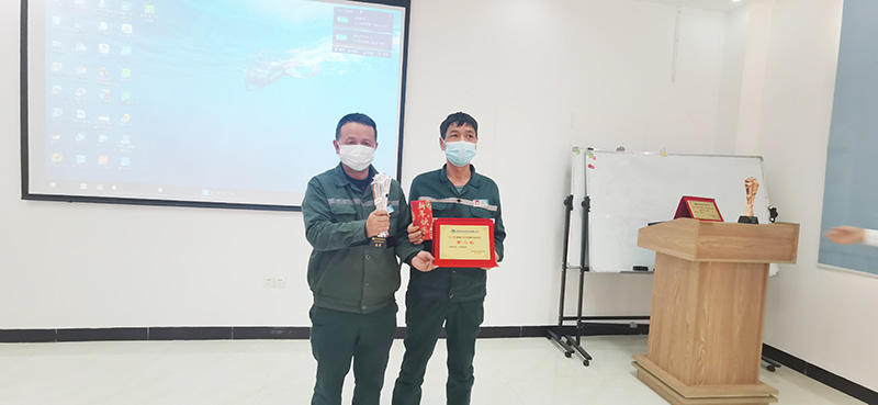 动力部蔡爱民副经理领奖.jpg